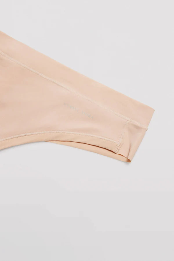 Tanga elástico Adapt con acabados invisibles Nude