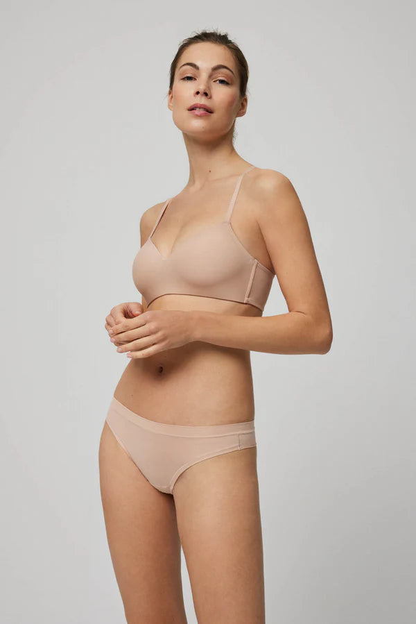 Tanga elástico Adapt con acabados invisibles Nude