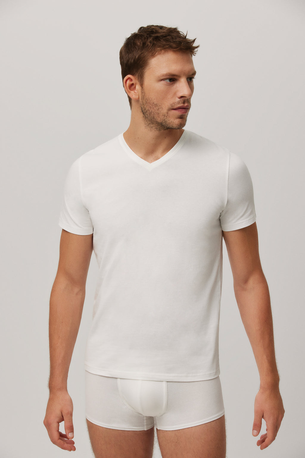 Camiseta interior algodón manga corta cuello pico negro