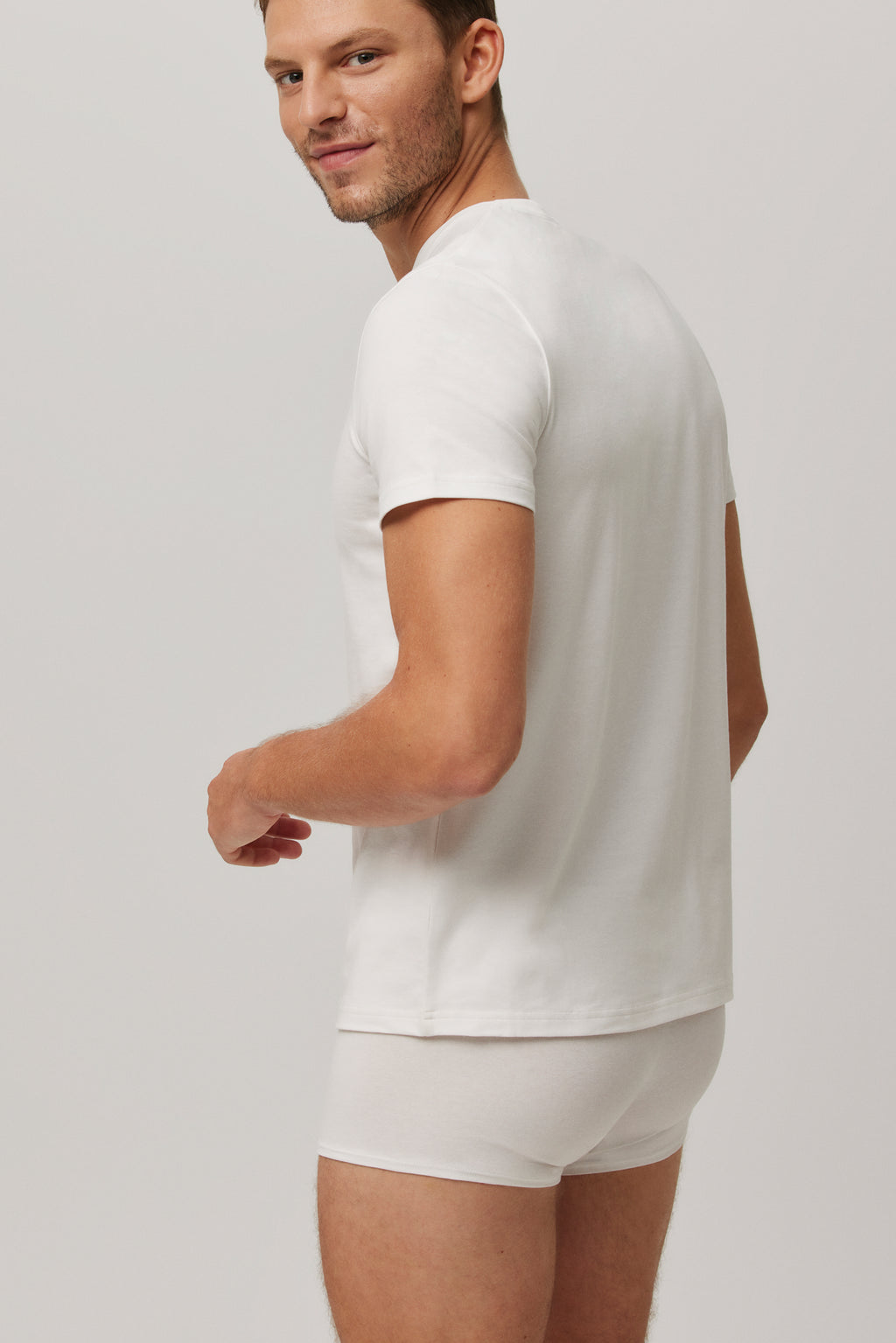 Camiseta interior algodón manga corta cuello pico negro