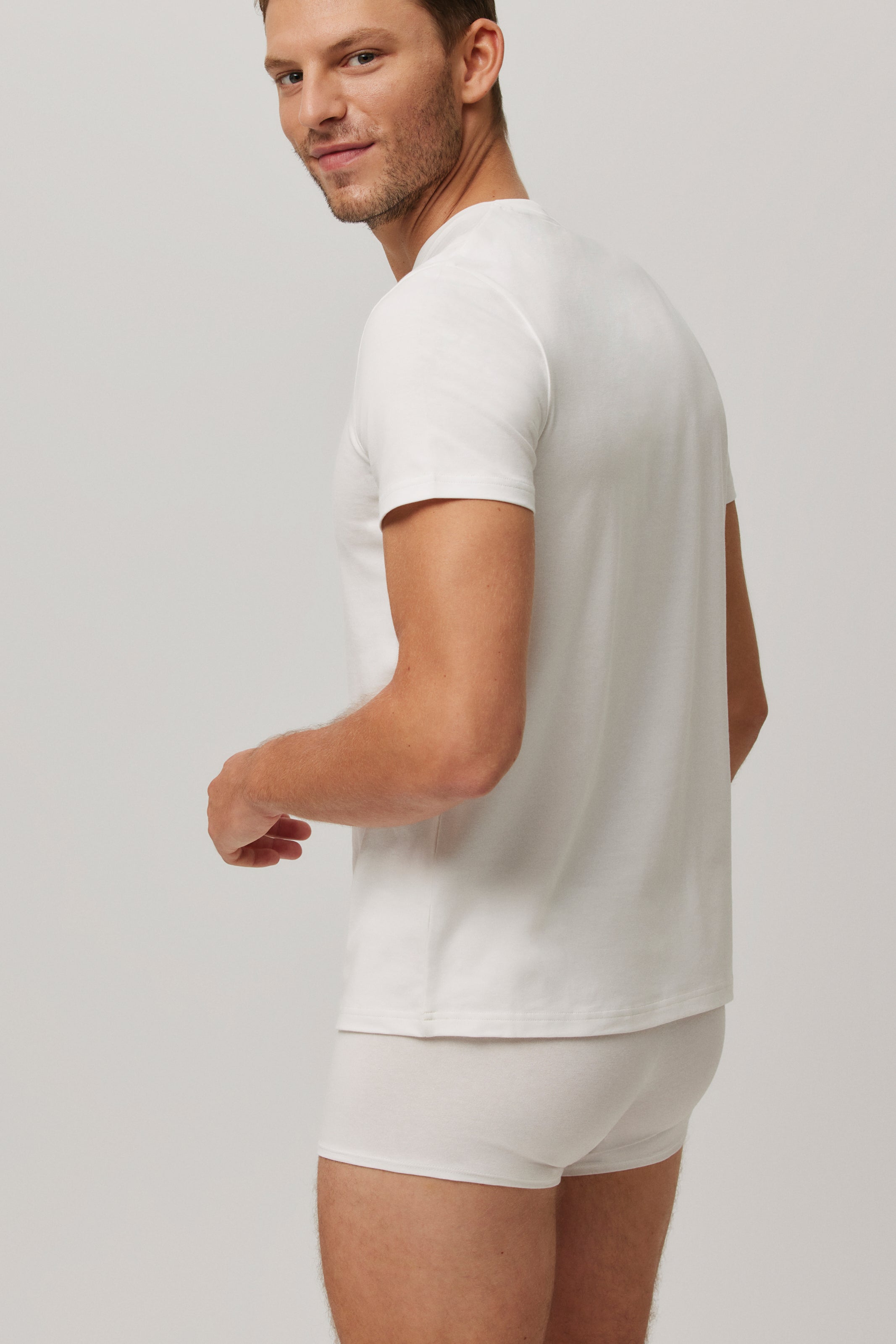 Camiseta interior algodón manga corta cuello pico negro