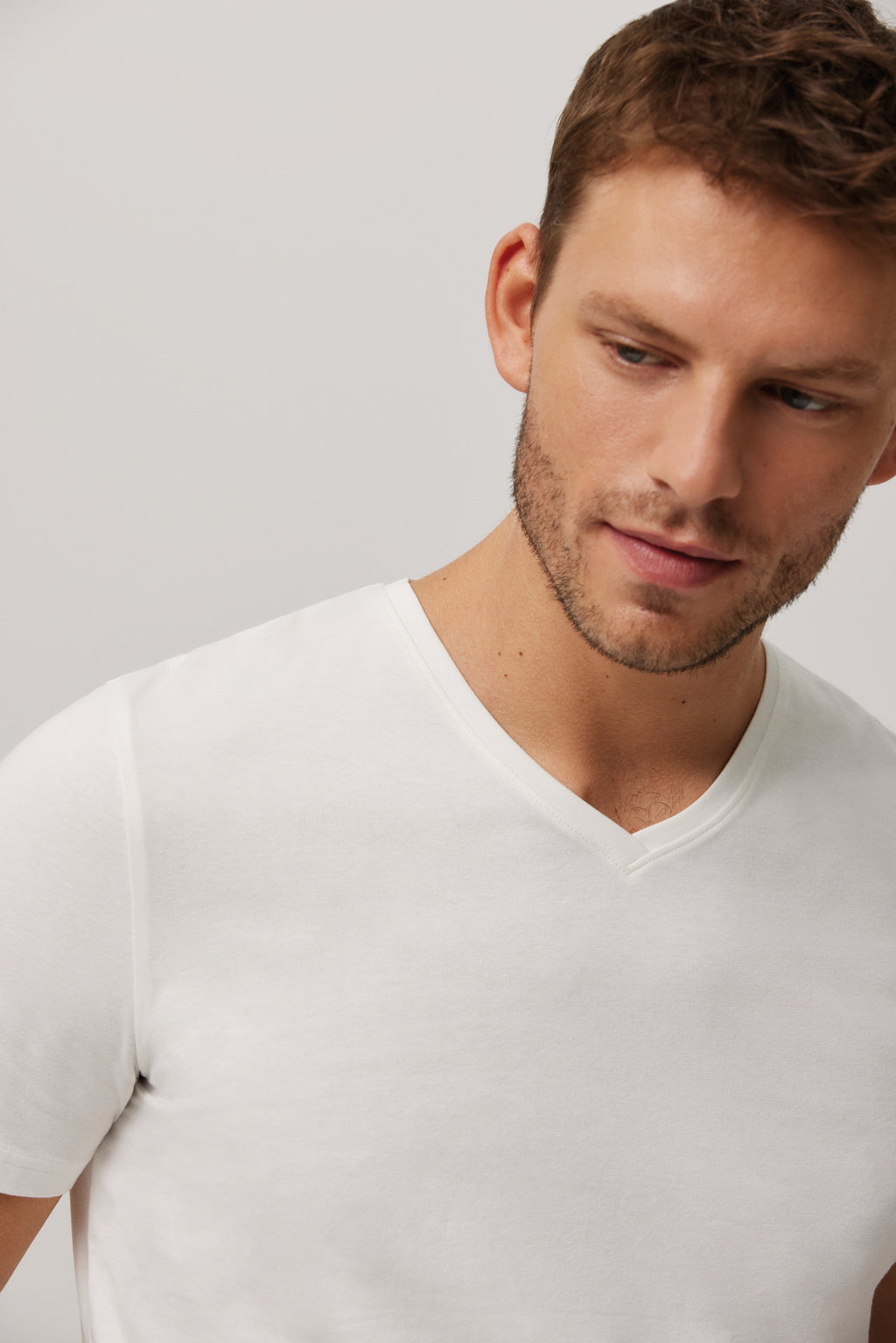 Camiseta interior algodón manga corta cuello pico negro