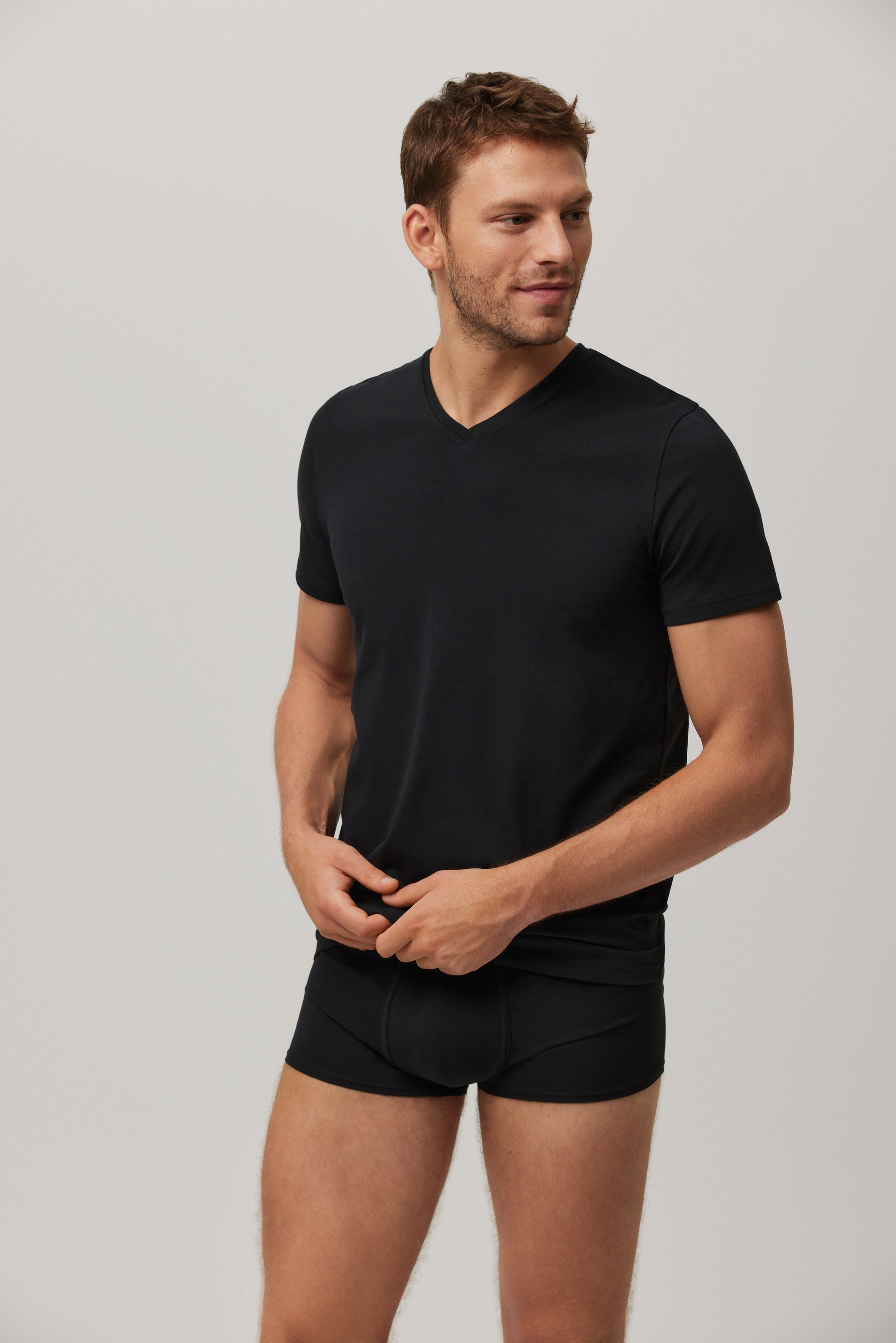 Camiseta interior algodón manga corta cuello pico negro