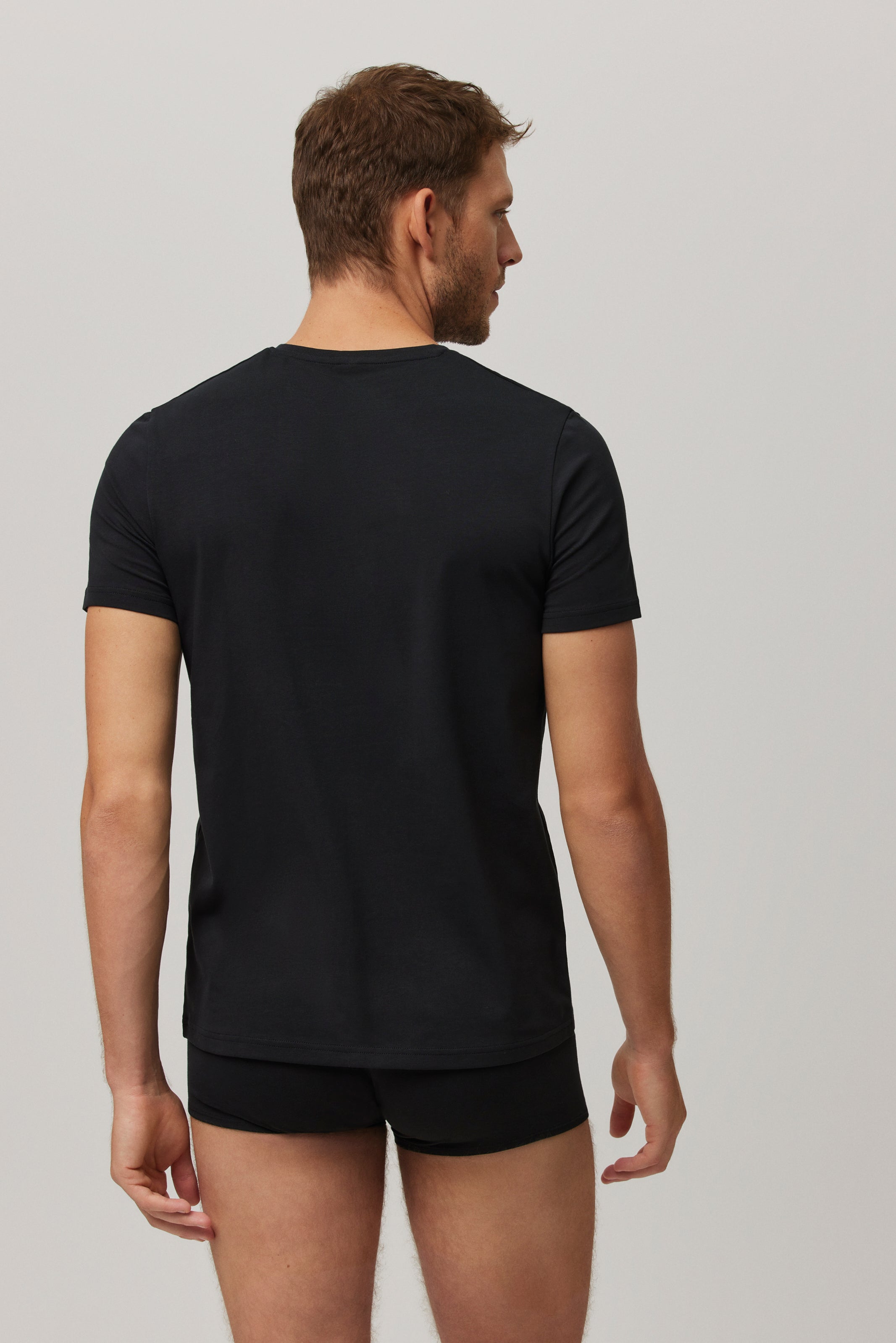 Camiseta interior algodón manga corta cuello pico negro