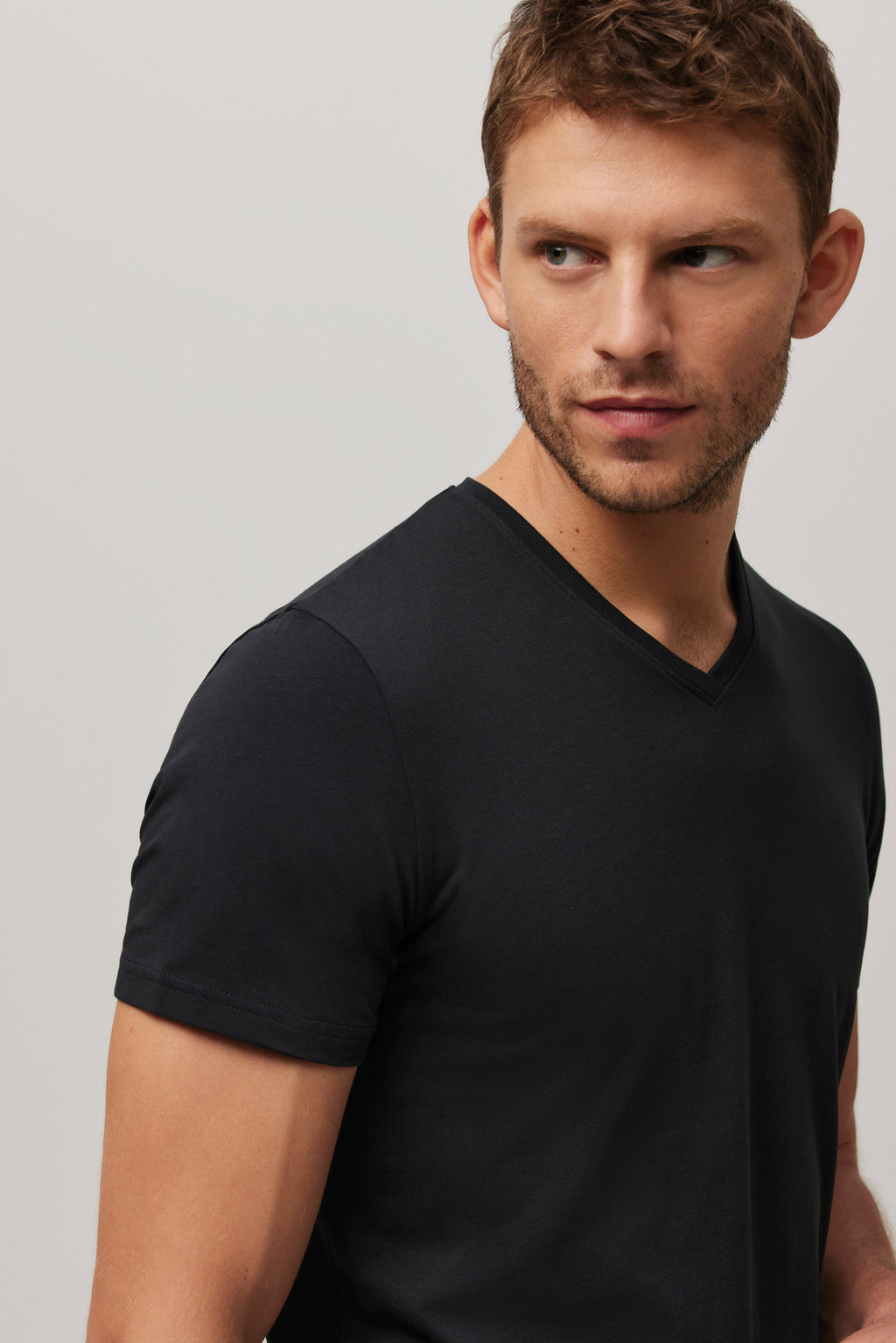 Camiseta interior algodón manga corta cuello pico negro